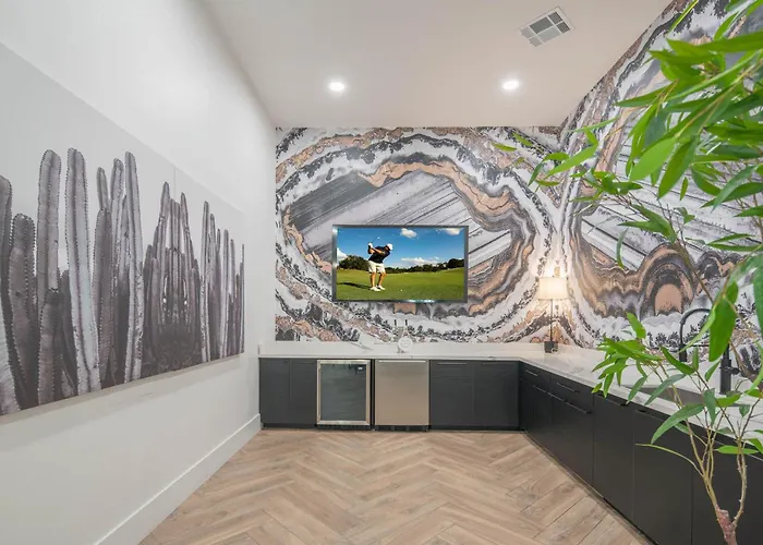 Kingbed Golf Pickleball Pool Hot Tub Parking Apartment