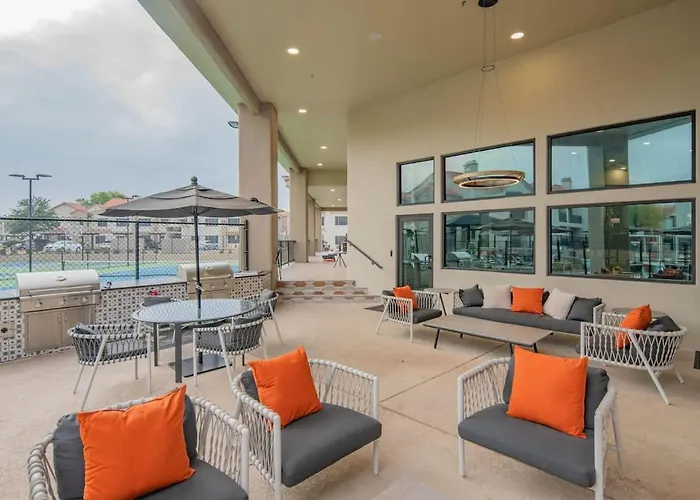 Kingbed Golf Pickleball Pool Hot Tub Parking Apartment *